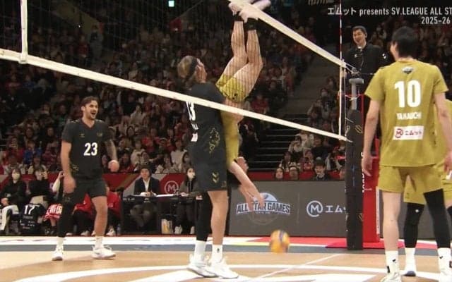 バレーボールで“目を疑う”珍プレー 選手を逆さ吊りにして足でスパイク！？ アリーナざわめき