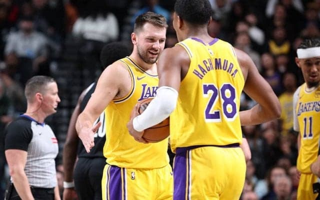 レイカーズがネッツに快勝で敵地8連戦終了…リーブスが戦列復帰、八村塁は5得点3リバウンド