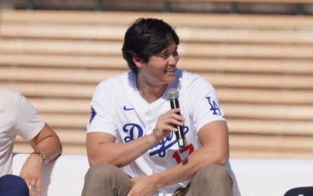 大谷翔平の隣で…まさかの配置に“そわそわ”　スターに挟まれた相棒「少し変な気分」