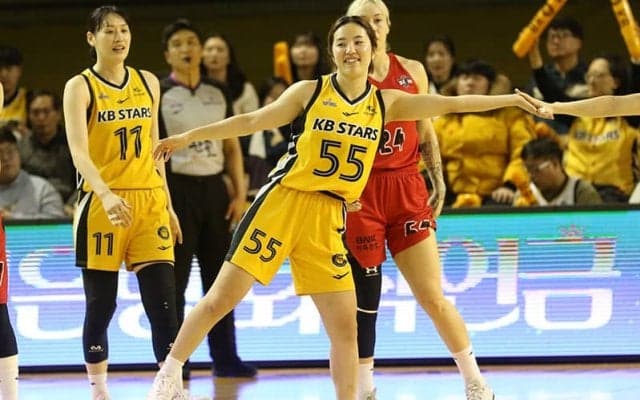 「サラは、このチームで重要な選手です」…韓国代表主将が称賛するWKBL初挑戦の酒井彩等（KBスターズ）