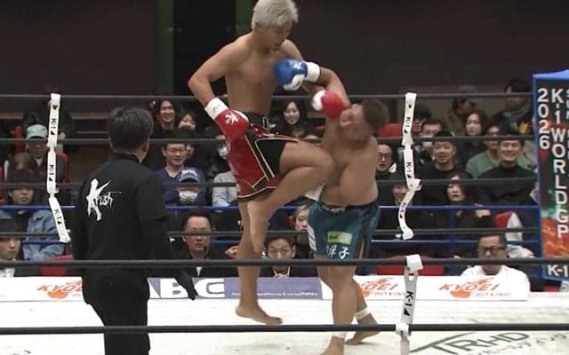 「真空飛びヒザ蹴りだ」戦慄の“一撃” 衝撃KO「これは頑丈でも無理なやつ」ファン驚き
