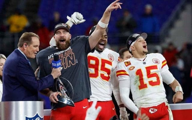 【NFL】「殺されちゃうよ」チーフスのトラビス・ケルシー、婚約者テイラー・スウィフトの椅子を壊してポツリ……番組収録中にアクシデント