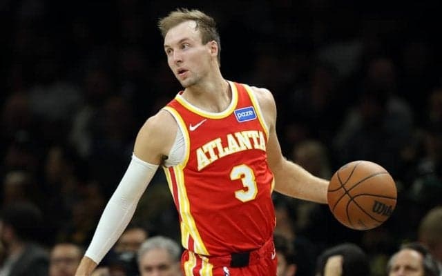 レイカーズがホークスとのトレードでリーグトップの3ポイント成功率を誇るケナードを獲得