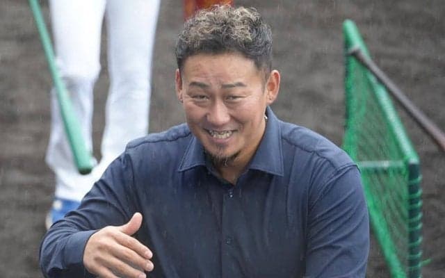 中田翔氏、ハムキャンプ来訪もコーチから“チクリ”「気合が足りない」　降雨でベンチへ退散