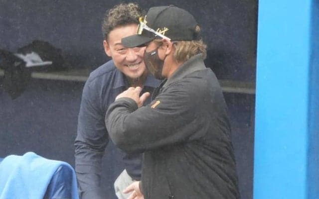 中田翔氏、新庄監督と笑顔で握手　古巣キャンプ地来訪で談笑…和やかムードの一幕