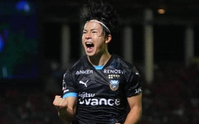 ｢松下洸平かと｣川崎フロンターレ伊藤達哉、28歳とは思えぬ色気あふれる眼差しのモデルショットが沸騰｢いいねが一度しか押せないことに怒り｣