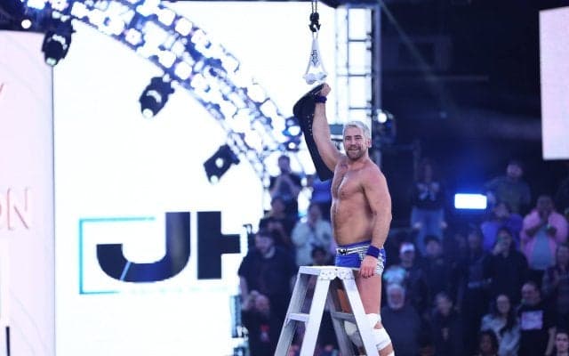 SNSで“大バズり”の人気レスラー、高さ4メートルのハシゴで“綱引き合戦”スリルマッチ制す…遅咲きミーム男の戴冠にファン喝采