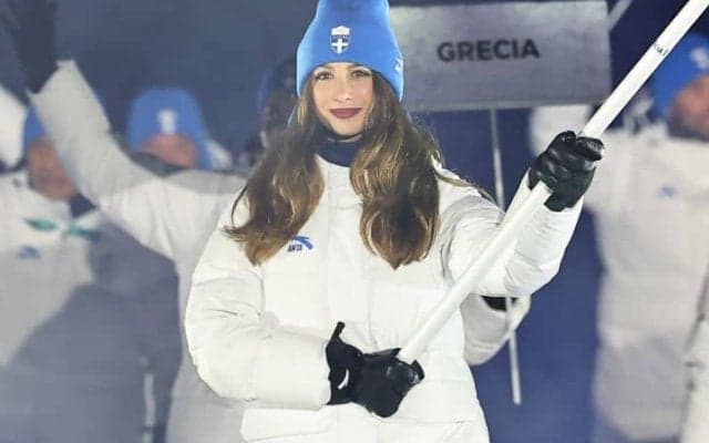 「ギリシャの旗手かわええ」22歳クロスカントリーの“青ニット帽”女子が話題　入場行進で1番手に登場【冬季五輪】