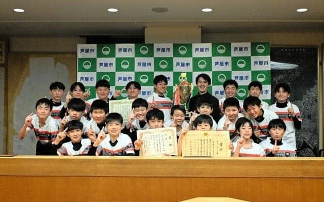 決めた全国V　芦屋ラグビースクールの選手たちが市長に優勝報告