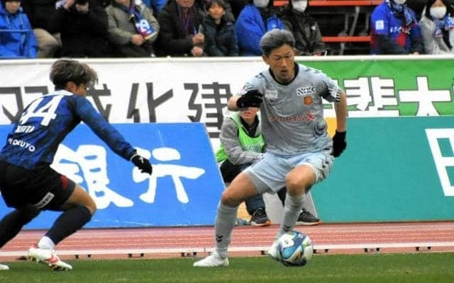 三浦知良がJ開幕戦で先発出場　58歳11カ月、公式戦最年長記録
