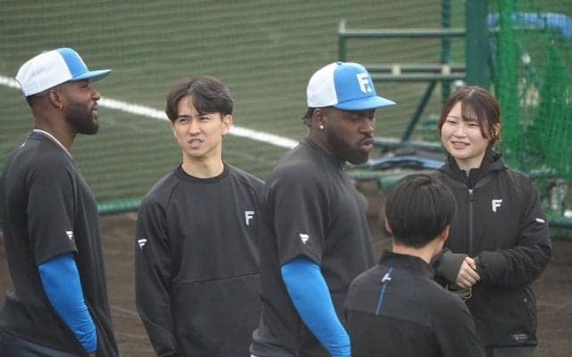 日本ハムファン困惑「見分けつかん」　まるで兄弟…新助っ人に浮上した“双子説”