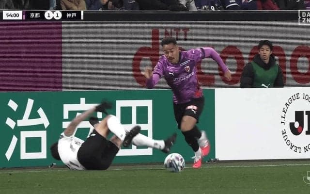 「投げ飛ばした」「先にボールに触ってる」Jリーグで“物議を醸す判定”京都FWと神戸DFの接触でSNS紛糾「どっちとも取れる」