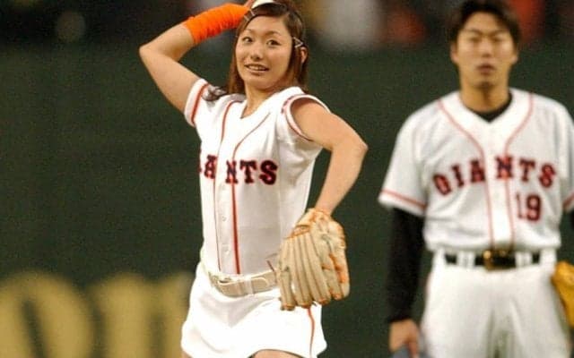 安藤美姫が思わず「えっ!!」…ミニスカ始球式が地上波で公開　21年前の“赤面投球”に騒然