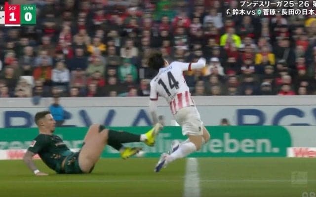 「ふざけんな退場だろ」鈴木唯人、背後からの“危険タックル”で吹っ飛ぶ「ヤバくない？」ドリブルで加速→回転して立ち上がれず悶絶…ファン激怒