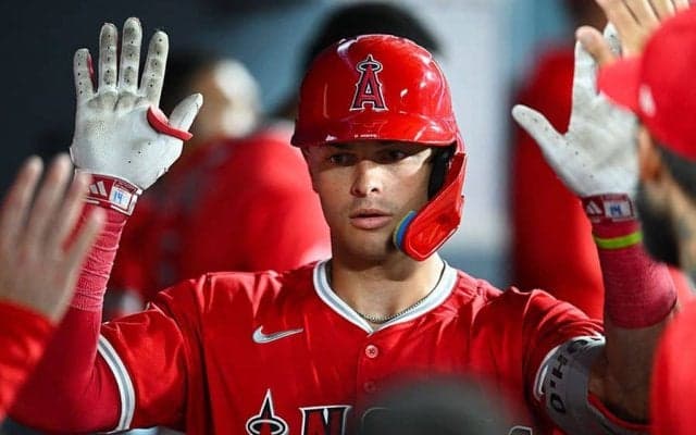 剥き出しの上半身…大谷元相棒が「ムキムキすぎる」　オフでも存在感、日本人も注目