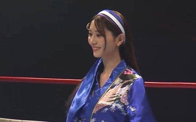 「めっちゃ美人さん」“9頭身”ラウンドガール、いきなり開脚で大回転「何してんねん」「スタイルがレベチ」驚きの声