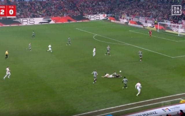 「エグすぎん？」鉄人・佐野海舟、“爆速タックル”→立ち上がって“速攻プレス”「どこにでもいるやん」試合終了間際でも驚異の運動量