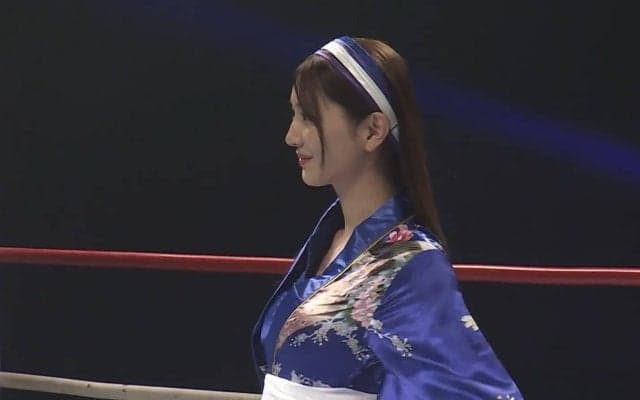 「何やってるの？w」“美ボディ”ラウンドガール、謎の行動にファン困惑「身体能力すごっ」「めっちゃ美脚」感嘆の声も