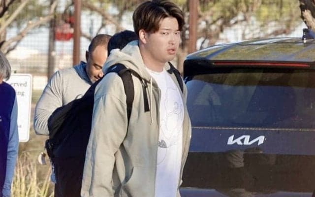 村上宗隆、独特の白ティーでキャンプ地入り　朝8時過ぎに登場…WBC調整へ3日早く集合