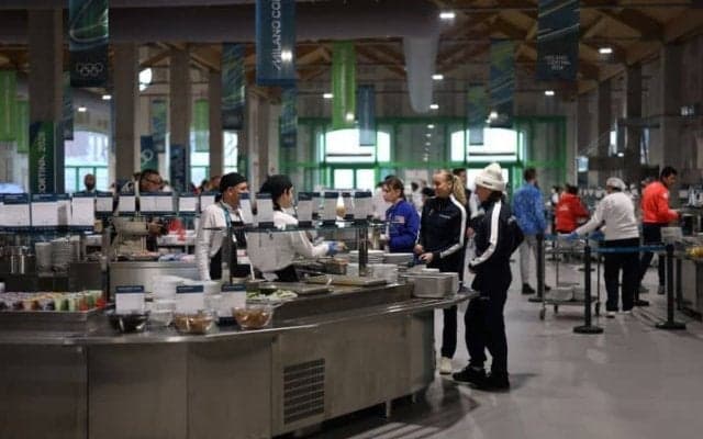 トロトロ感がたまらない…選手村でチョコケーキが大人気！　カナダ代表スケーターの実食動画が290万回再生【冬季五輪】