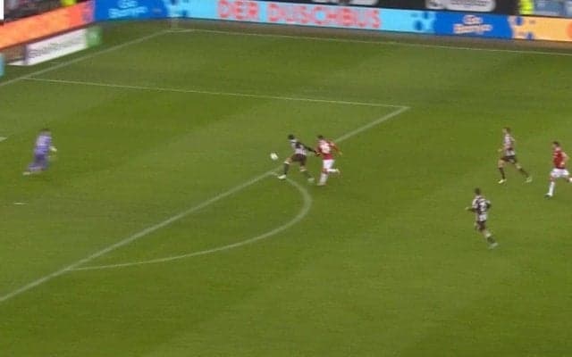 「ウンダフをほぼ完封」ブンデス1年目の日本代表DFを地元紙が絶賛！“格上”相手の完璧ディフェンスにファン「優勢なのすげえよ」