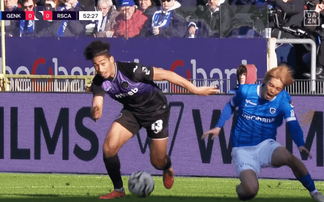 「なにすんの！」伊東純也、背後から“削られ”苦悶…「イエローだせ」「おいおい！」あわや捻挫の危険シーンにファン悲鳴