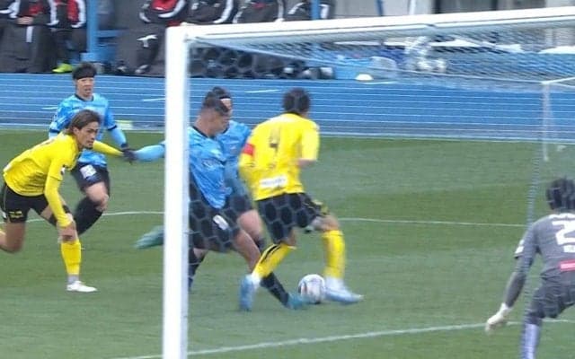 嘘だろ？川崎FWが味方のドリブルを掻っ攫う“強奪ゴール”「ぶんどった」「えっ？みたいな顔してる」衝撃プレーにファン騒然