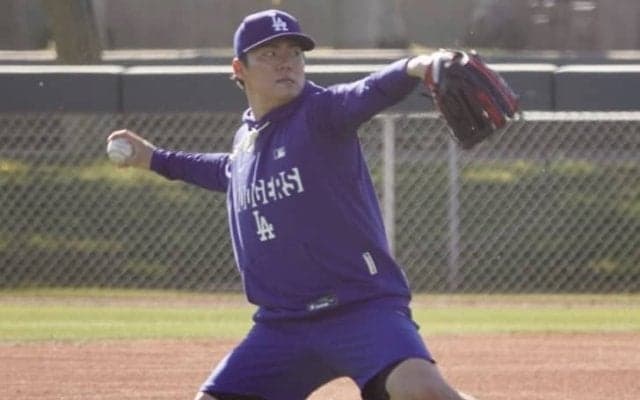 大谷＆由伸＆朗希が自主トレ　キャンプ4日前に報道陣＆ファン50人集結…開幕へ順調調整