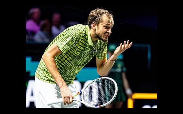  ボール不満「本当に丸い？」メド敗退 