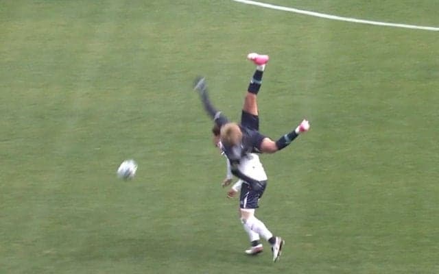 「垂直落下したんだが」福岡FW、圧巻の跳躍で190cm選手を乗り越え回転落下「頭から落ちたような」後頭部強打にファン悲鳴