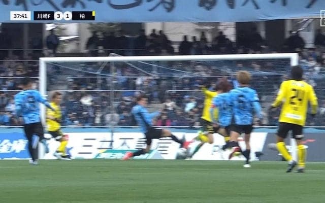 「センスの塊過ぎる」日本代表FWの天才的バックヒールシュートにファン騒然「今季のベストゴール候補筆頭だわ」