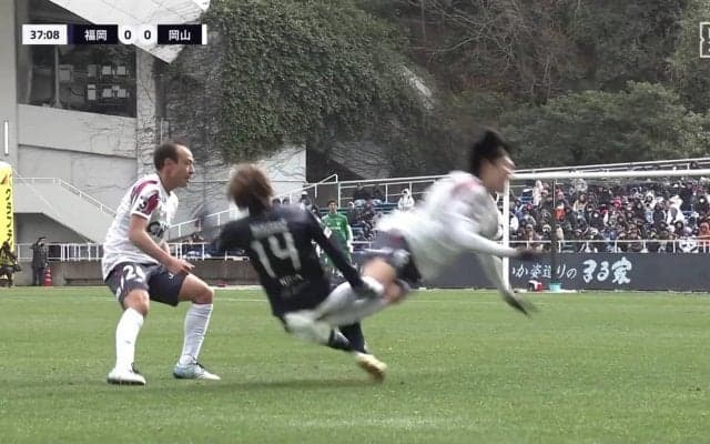 「副審よく見てたな」Jリーグで“軍配差し違え”の珍事「あの一瞬で見定めるのは難しい」際どすぎる接触でイエローカードが出し直しに