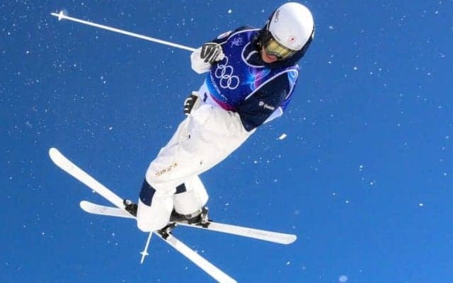 男子初の快挙へぶっちぎりの首位通過！モーグル堀島行真に地元メディア驚嘆「完全に支配」「主役はホリシマ」【冬季五輪】