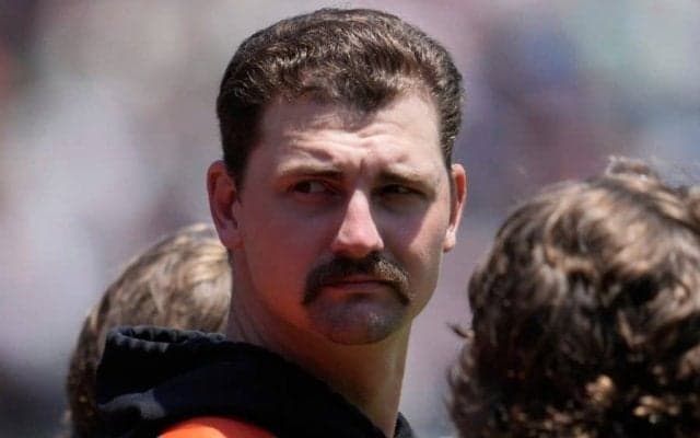 213センチの長身に「距離感バグりそう」　オリで異様な光景…SNS困惑「どえらい角度」