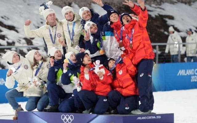 「みんないい顔！！」表彰式後の光景　圧巻の“自撮りテク”に「最高のショット」【冬季五輪】