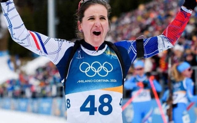 五輪で圧巻の金2つ…それでも消えぬ同僚に“詐欺”を働いた過去　仏バイアスロン女王のジェスチャーが波紋「不正行為を許容できるか」【冬季五輪】