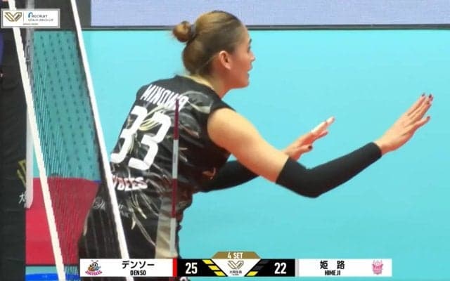 女子バレー、相手が吹っ飛んだ…強烈スパイクが炸裂 「ごめん…」195cmアタッカー思わず陳謝