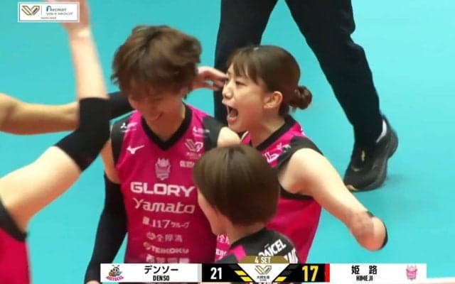 さすがに反則級… 女子バレー、“かわいいだけじゃ”の人気選手が雄たけび直後に“アヒル口”でドヤ顔 高速サーブでエース