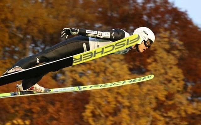 「公務員ジャンパー」内藤選手、世界選手権で団体V　山形県庁で報告