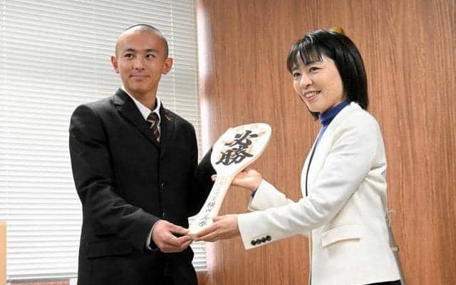 「期待に応えたい」しゃもじ手に決意　選抜出場の崇徳が知事から激励