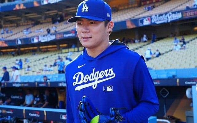 斬新すぎる私服…“デカデカ”漢字8文字「どこ売ってるねん」　山本由伸にネット騒然