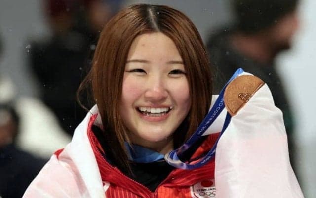 「なんて可愛いんだろう」「眼差しが美しい」スノボ銅21歳のメダル眺める写真に大反響　「カメラマンセンスある」【冬季五輪】