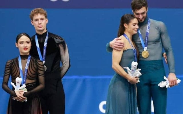 「大きな疑問」フィギュアアイスダンスで“贔屓”採点問題　仏ペアの金メダルに嘆きの声「フランス人審査員が大きな混乱を招いた」【冬季五輪】