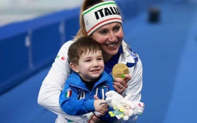 “バズった”愛らしいインタビューの裏で相次いだ中傷　金2つの伊女子選手が切実告白「2歳の息子に手を出さないで」【冬季五輪】