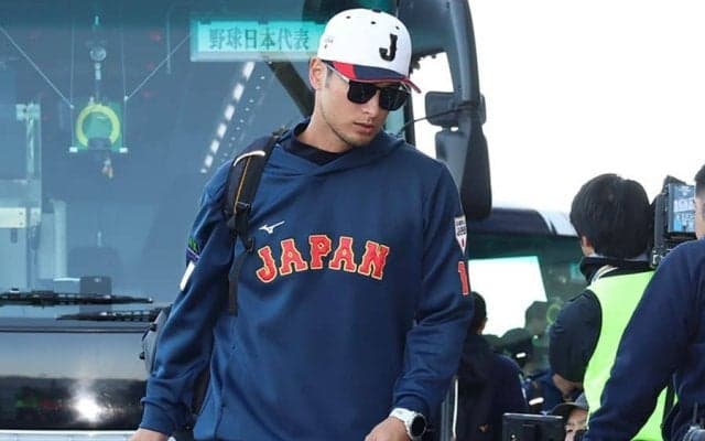 侍ナイン登場に500人超ファン大歓声　ダルビッシュも選手と共に球場入り…番号11のウエア