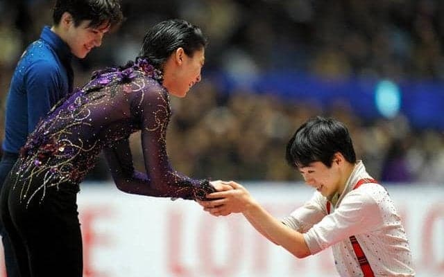 鍵山優真が五輪2度目の銀に　銅の佐藤駿と抱き合う　フィギュア男子