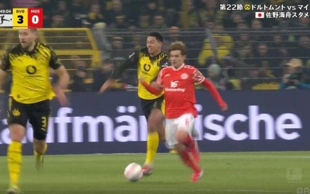 「推進力エグい」佐野海舟、目を疑う“まさかの光景”「パワー！」「海舟最高だわ」ファウルでしか止められない“パワフルキャリー”