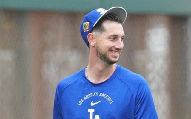 ド軍に出没した366億円の「警備員」　無表情で棒立ち…ファン爆笑「全然やる気ない」