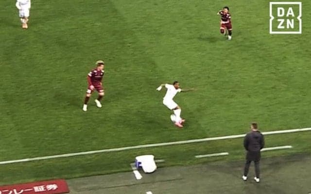 お尻コントロール！？“変態テクニック”にファン驚愕「三笘薫の期待値」「狂ってる」長崎FWが神ターンから爆発的加速