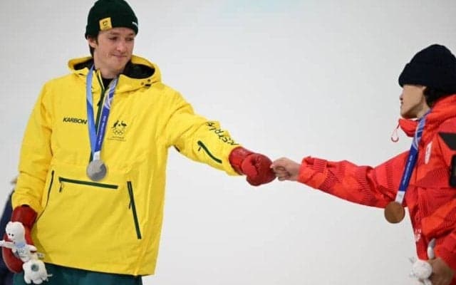 泣き崩れる平野流佳に歩み寄った豪銀メダル選手に拍手を　敗れて示した一流の所以「人生そんなに悪くないぜって」【冬季五輪】